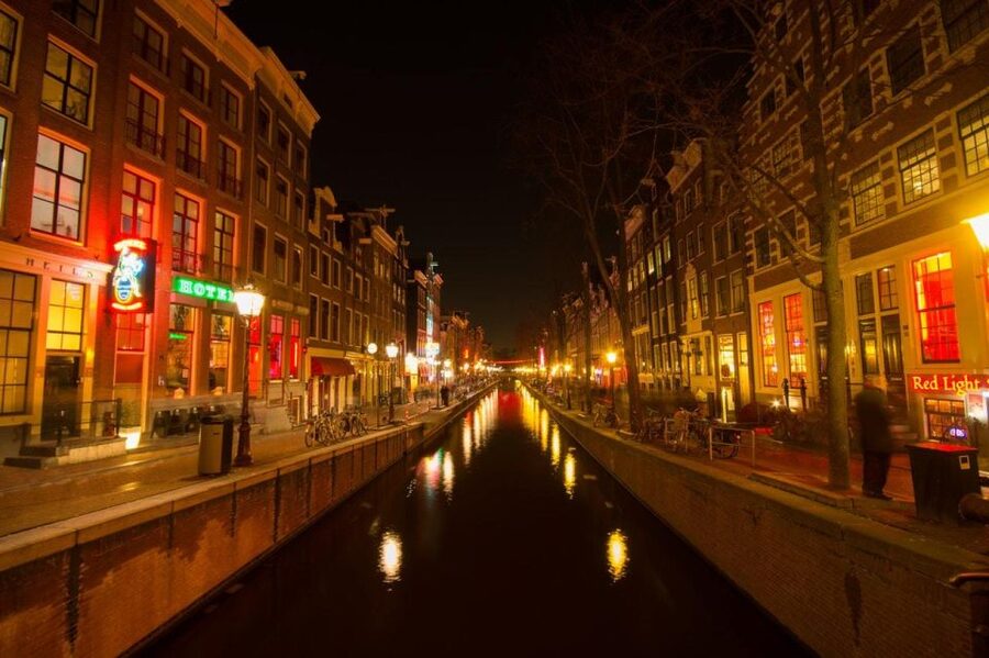 Amsterdam: Exclusive Red Light District Tour and Drink - Where You Meet and How the Route Feels on Foot