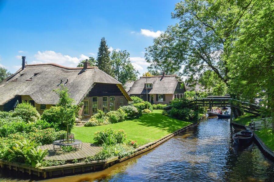 Amsterdam: Explore Giethoorn in a Private Tour with Driver - The Punter Canal Cruise: Why One Hour Works