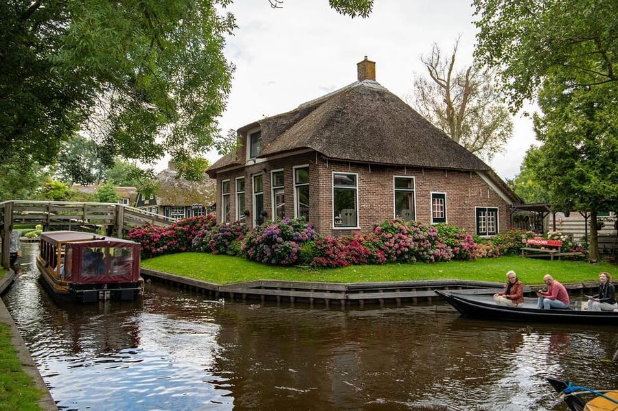 Amsterdam: Explore Giethoorn in a Private Tour with Driver - Lunch Break and Free Time: How to Use That Hour Wisely