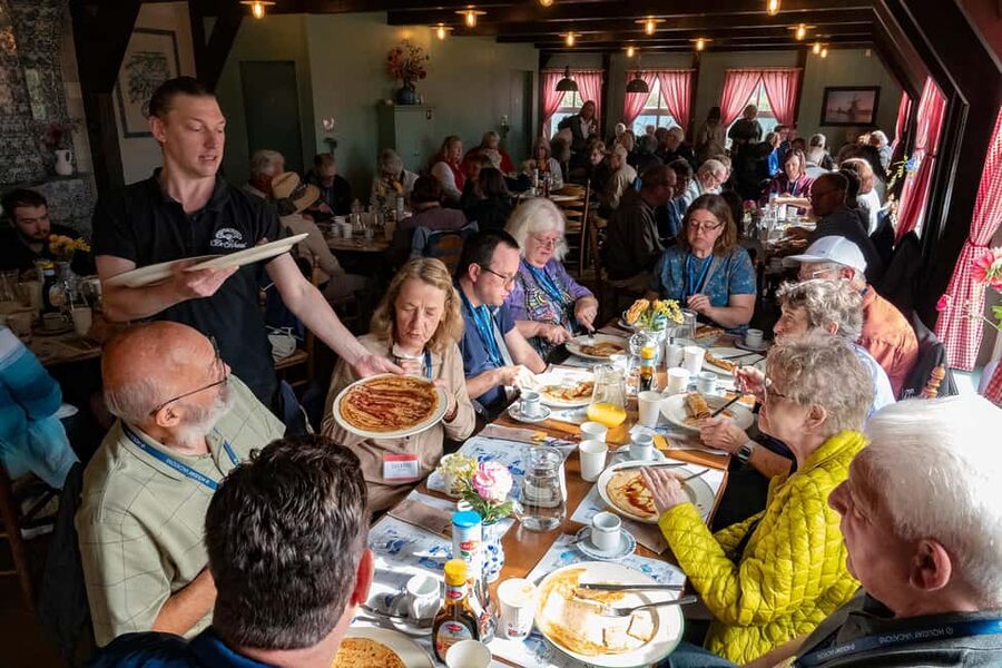 Amsterdam: Explore Zaanse Schans: Half-Day Luxury Coach Trip - Wooden shoe shop and clog-making: a craft stop that feels hands-on