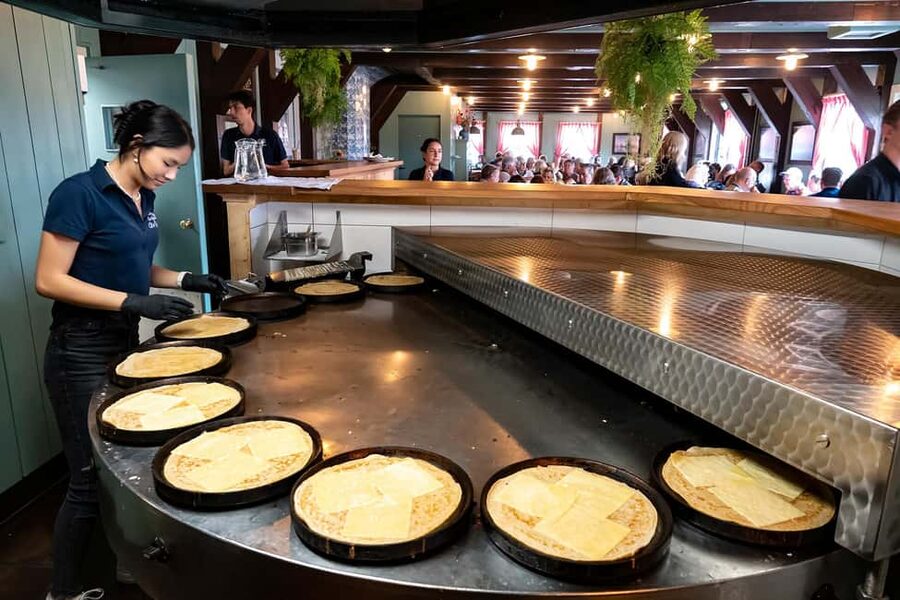 Amsterdam: Explore Zaanse Schans: Half-Day Luxury Coach Trip - What about the hop-on hop-off bus inside Zaanse Schans?
