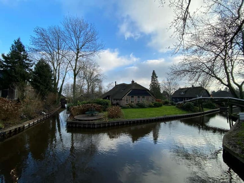 Amsterdam: Giethoorn, Afsluitdijk and Zaanse Schans Day Trip - Giethoorn: The Car-Free Canal Village and an Hour on the Water
