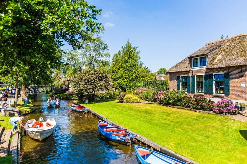 Amsterdam: Giethoorn Day Trip with Boat Tour - The boat cruise: the restored farmhouses and the quiet “wow” factor