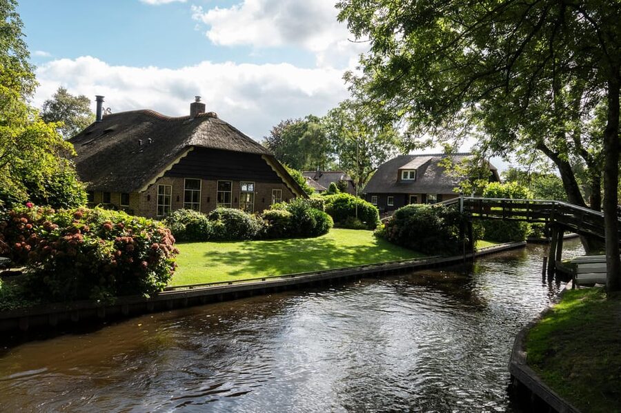 Amsterdam: Giethoorn Tour Scenic Cruise, Cheese & Free Time - De Rietstulp lunch option with a 10% partner discount
