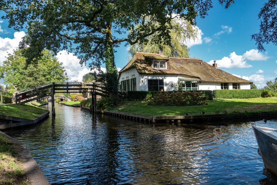 Amsterdam: Giethoorn Tour Scenic Cruise, Cheese & Free Time - Timed day structure from 10:00 to around 18:00