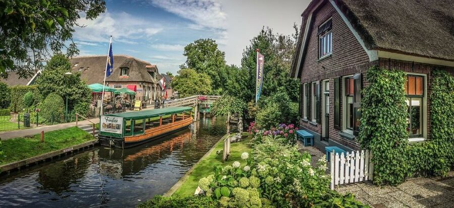 Amsterdam: Giethoorn Tour with Canal Cruise and Windmills - The luxury transfer: why it matters more than you think