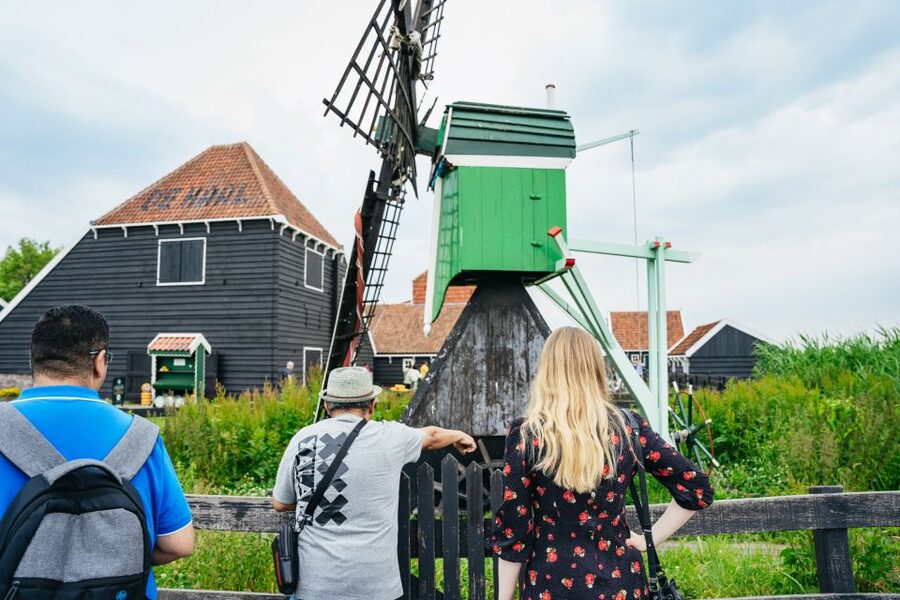 Amsterdam: Giethoorn, Volendam, and Zaanse Schans Tour - Who should book this tour?