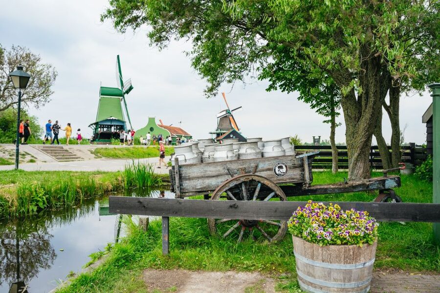 Amsterdam: Giethoorn, Volendam, and Zaanse Schans Tour - The real secret: your guide sets the tone