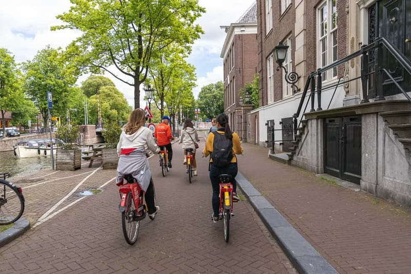 Amsterdam: Guided Bike Tour City Centre in EN/DE/FR/ES - Meet at AmsterBike, get set up, then roll out like you know the city