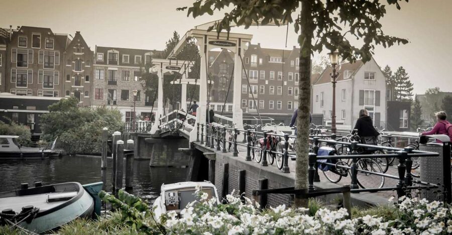 Amsterdam: Guided City Bike Tour in French - Why this French bike route is such a smart Amsterdam starter