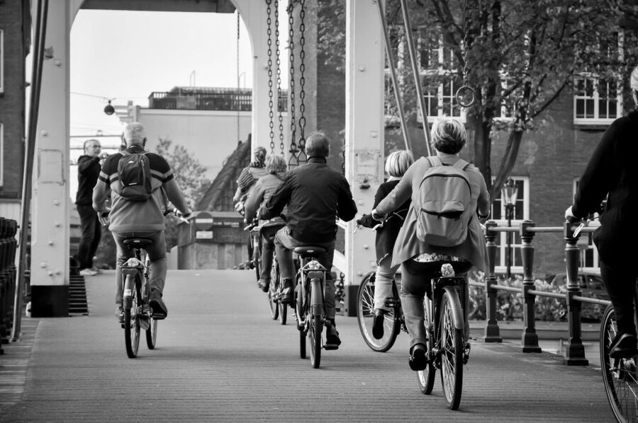 Amsterdam: Guided City Bike Tour in French - Before you roll: shoes, brakes, and the pace of bike traffic