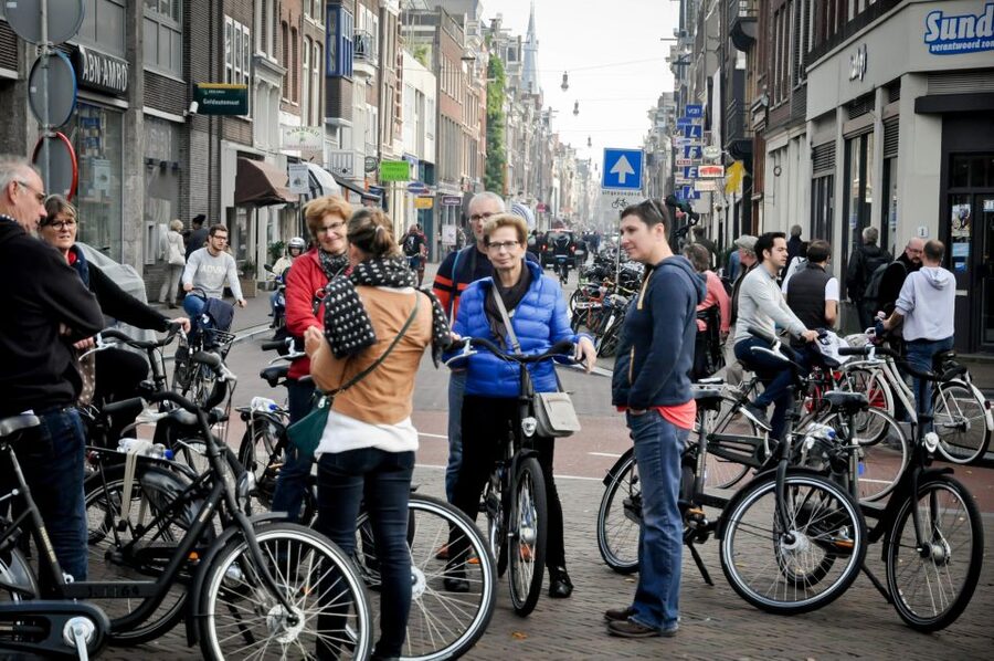 Amsterdam: Guided City Bike Tour in French - Meeting at IJdok 47, then a quick warm-up on the Western Islands