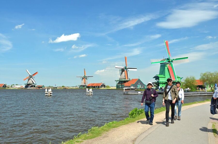 Amsterdam: Guided Zaanse Schans, Windmills & Cheese Tour - From the Bus Narration to Zaanse Schans: How the Guide Shapes Your Visit