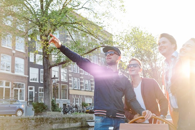 Amsterdam Highlights Canal Cruise with a Drink - Starting at HART Museum, then straight onto the canal