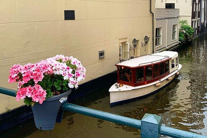 Amsterdam Highlights Canal Cruise with a Drink - A protected UNESCO canal area, seen the practical way
