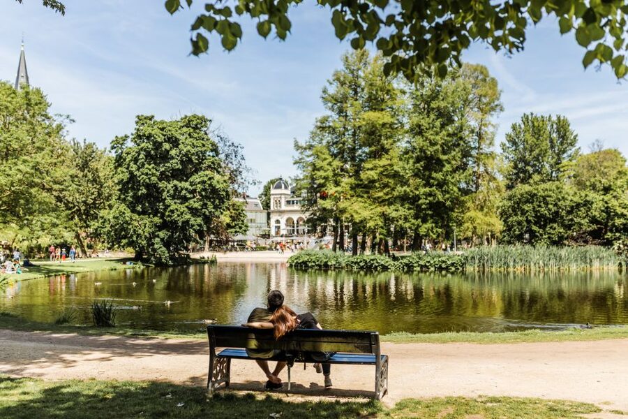 Amsterdam: Highlights & Hidden Gems Private Walking Tour - Bloemenmarkt floating flower market, plus the story behind the smell