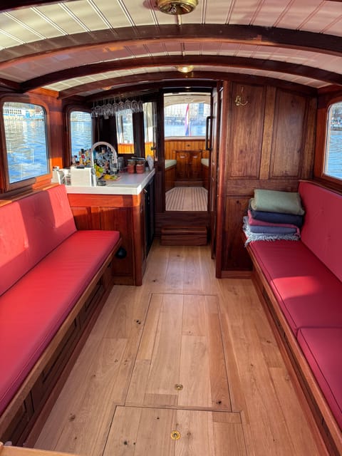 Amsterdam: Historic Boat Cruise with open bar and nibbles - Sophie inside and out: comfort that actually helps