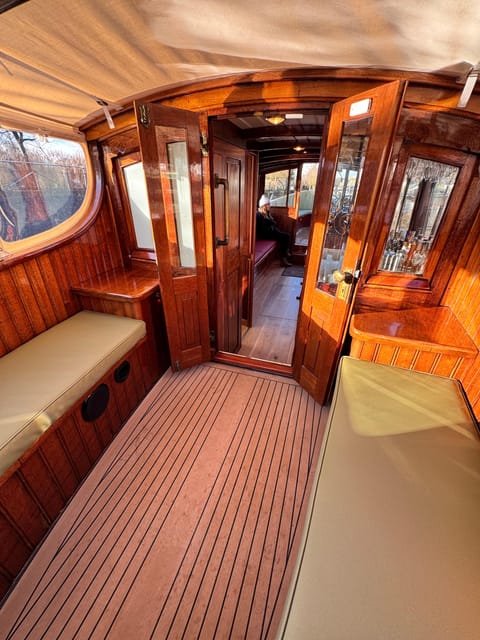 Amsterdam: Historic Boat Cruise with open bar and nibbles - Where you meet, and how to find the dock fast