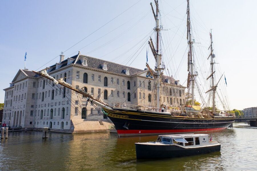 Amsterdam: Historic Boat Cruise with open bar and nibbles - Captain Bow, and why the storytelling lands