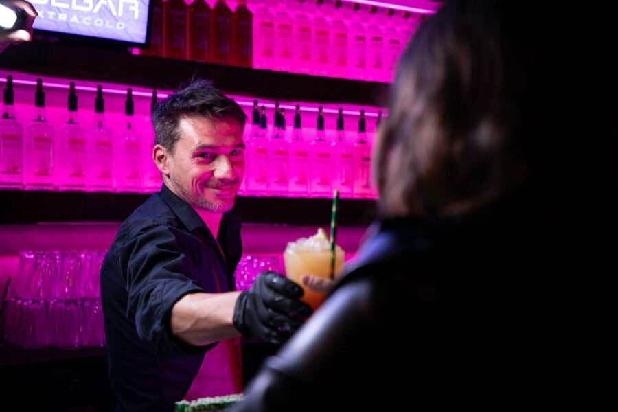 Amsterdam: Icebar Entry Ticket with 3 Drinks - Crowd management, photos, and how to get more fun from limited time
