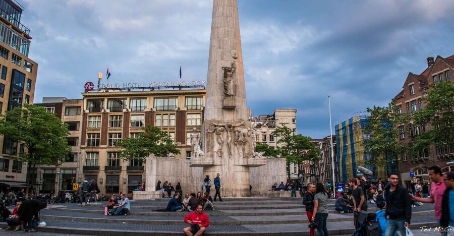 Amsterdam Jewish Quarter walking tour - How the Jewish Quarter walk feels on cobblestones and canals