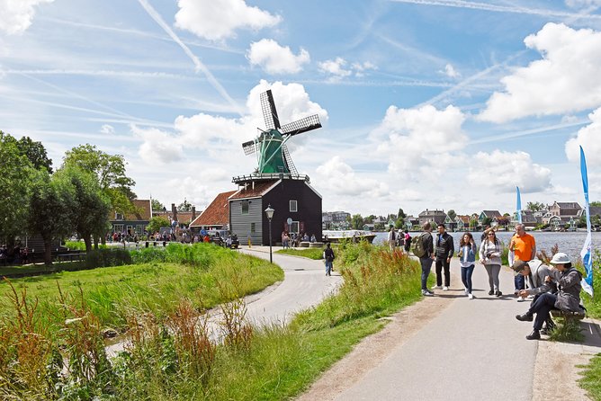 Amsterdam: Keukenhof and Zaanse Schans Windmills Guided Day Trip - Catharina Hoeve Cheese Farm: A Quick Tasting Moment