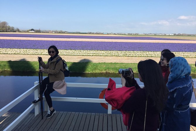Amsterdam: Keukenhof Tulip Gardens and Giethoorn with Boat Tour - Practical tips so the day feels enjoyable, not just packed