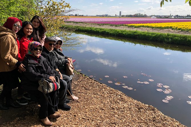 Amsterdam: Keukenhof Tulip Gardens and Giethoorn with Boat Tour - Giethoorn: Venice of North canals, 1-hour boat cruise, and footpaths with hundreds of bridges