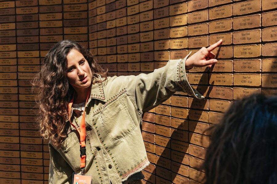 Amsterdam: Life of Anne Frank and World War II Walking Tour - Dutch Resistance Clues and the Neighborhood’s Secret Hiding Places