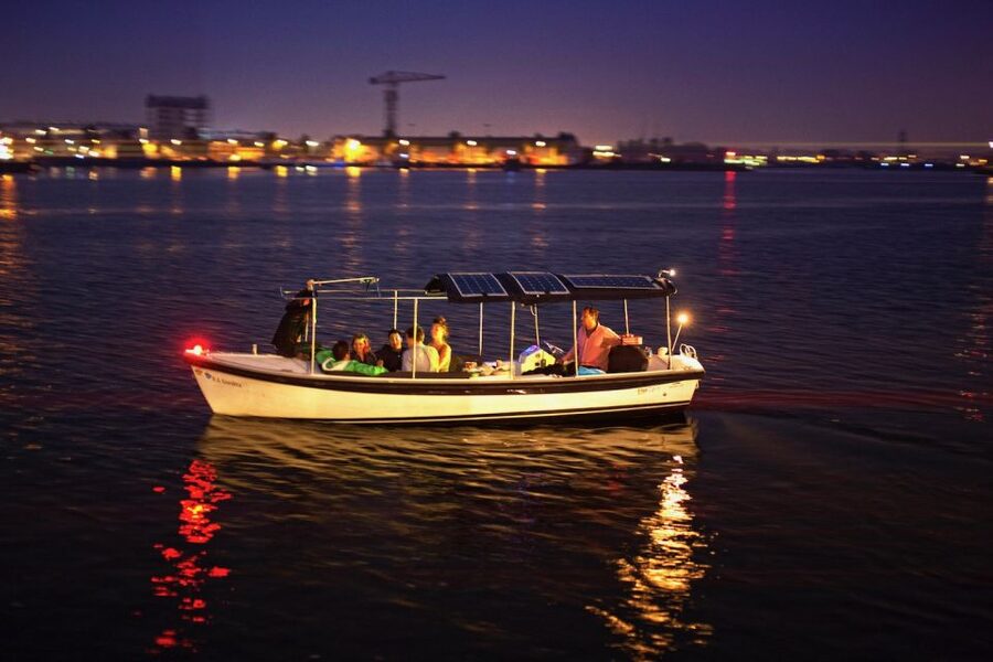 Amsterdam Light Festival Boat Cruise - Heated Comfort, Drinks, and the Winter Details That Change Everything