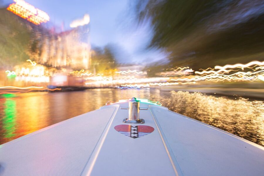 Amsterdam Light Festival Boat Cruise - Meeting at Prinsengracht 375, Finding the Right Boat in the Dark