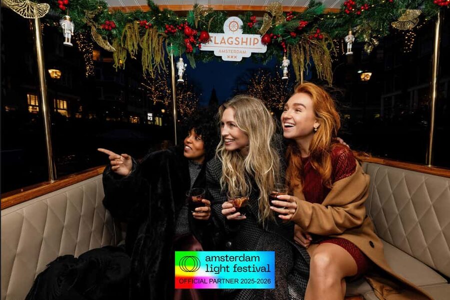 Amsterdam: Light Festival Heated Cruise with Drinks Option - The live English guide: why it feels educational, not only scenic