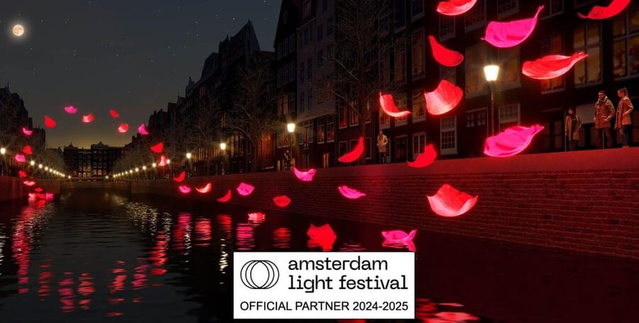 Amsterdam Light Festival Live Commentary & Optional Drinks - Why an electric Light Festival cruise beats standing on the quay