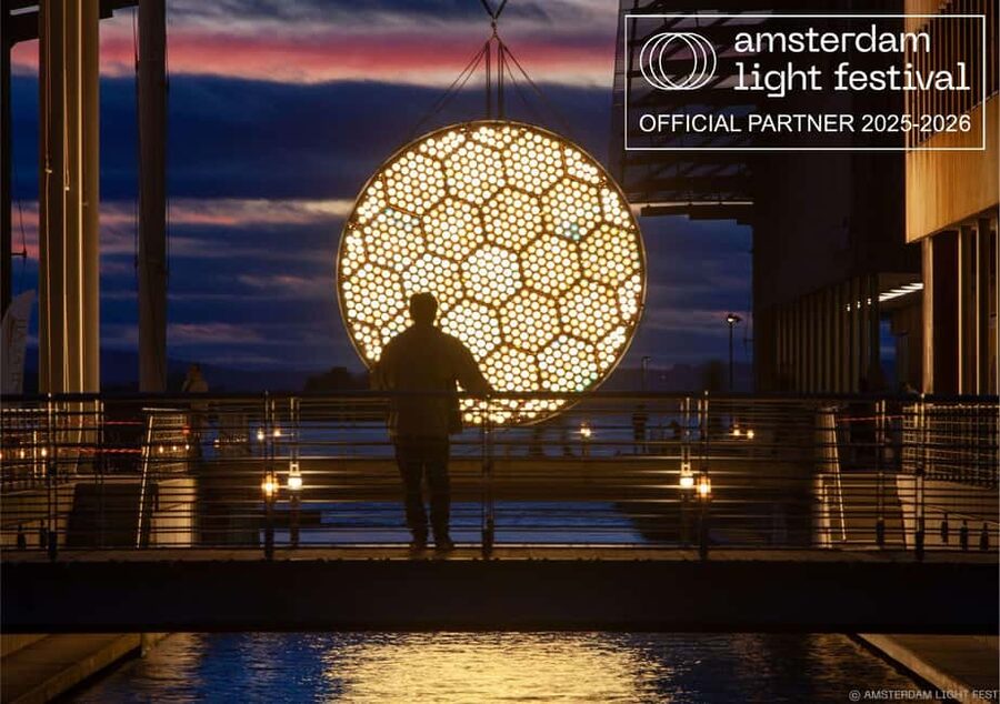 Amsterdam Light Festival Live Commentary & Optional Drinks - Stop-by-stop: your 1.5 hour canal art walkthrough