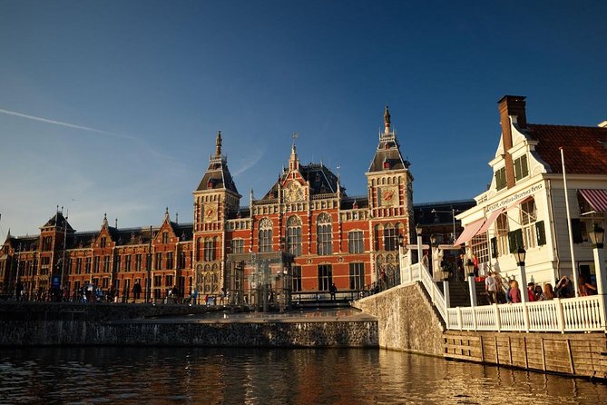 Amsterdam Light Festival: Saloon Boat Cruise + Hot Drinks & Bite - The “Bite” Portion: Stroopwafel Is Fun, But Not a Meal