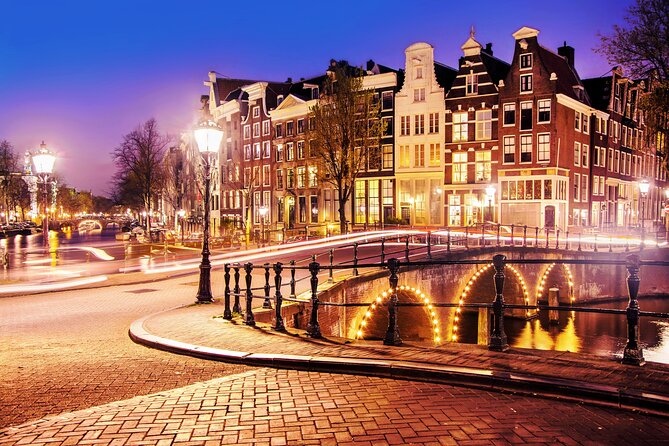 Amsterdam Light Festival Winter Walk with Stroopwafel Workshop - Bloemenmarkt and Begijnhof, two very different kinds of charm