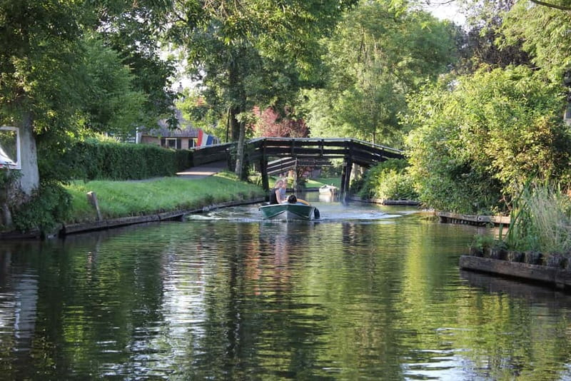 Amsterdam: Live GuideD Giethoorn Boat Tour & Cheese Platter - Free time in Giethoorn: lunch, canals, bridges, and shopping