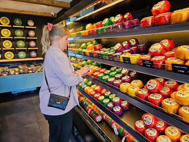 Amsterdam: Live GuideD Giethoorn Boat Tour & Cheese Platter - Timing, weather, and what to bring for a comfortable day