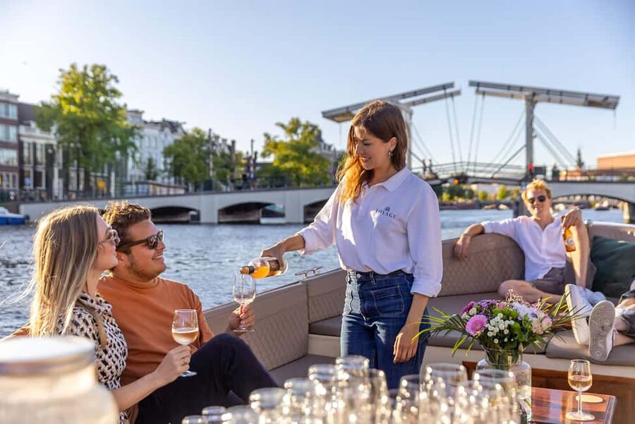 Amsterdam: Luxury Canal Cruise with Optional Snacks & Drinks - Getting on the water at dVijff Vlieghen, Keizersgracht keeps you close