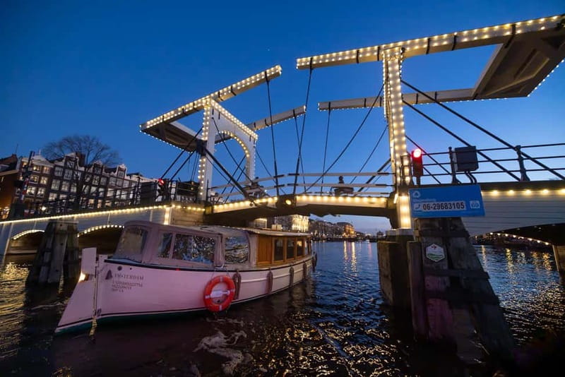 Amsterdam: Luxury Canal Cruise with Optional Snacks & Drinks - Dancing Houses, Stopera, and Herengracht, a final sweep of iconic shapes