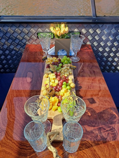 Amsterdam: Luxury Cheese & Wine Canal Cruise - From the H’Art Museum dock: getting on board without stress
