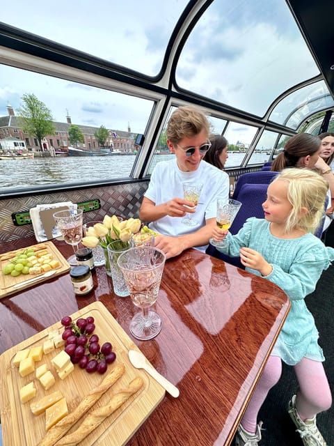 Amsterdam: Luxury Cheese & Wine Canal Cruise - What you actually get to taste: Dutch cheese, dip, grapes, crackers