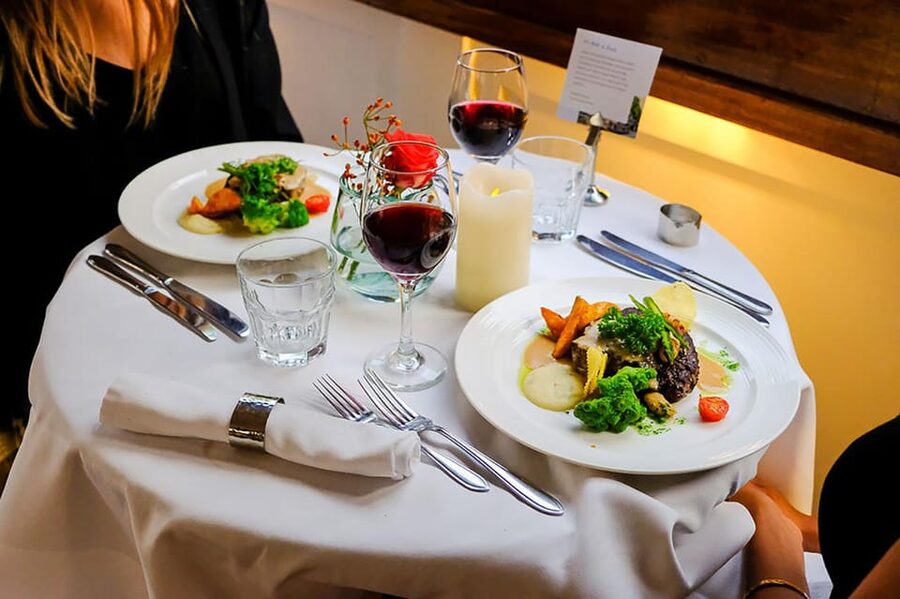 Amsterdam: Luxury Saloon Boat Cruise with 3-Course Dinner - Cruising the UNESCO canal center from the water