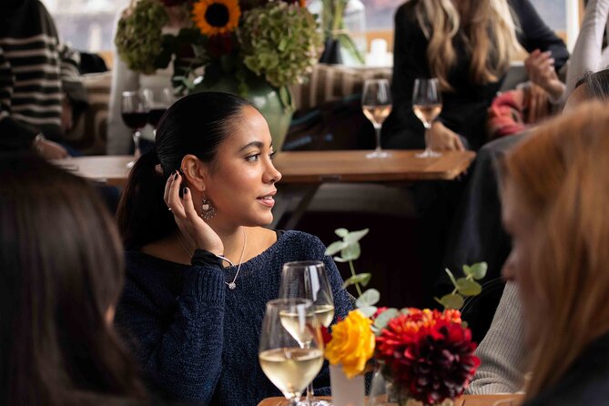 Amsterdam: Luxury Saloon Boat Cruise with Cocktails & Waffle - Why this canal cruise feels like a practical Amsterdam “win”