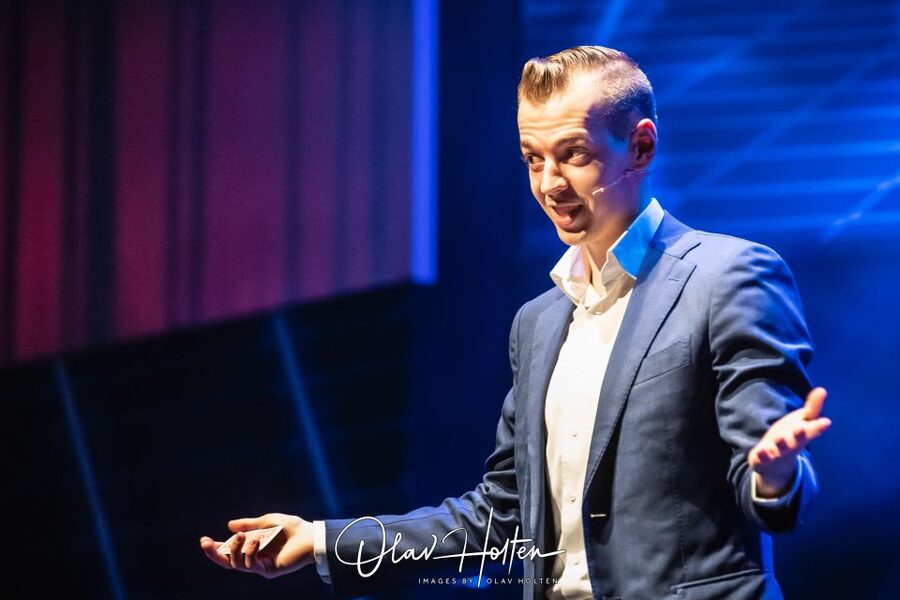 Amsterdam: Magic Show - Why the 1920s cabaret setting changes the whole show