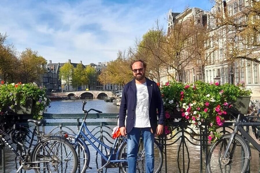 Amsterdam: Must-See Attractions Guided Walking Tour - Red Light District photo stop, see it with guidance and restraint