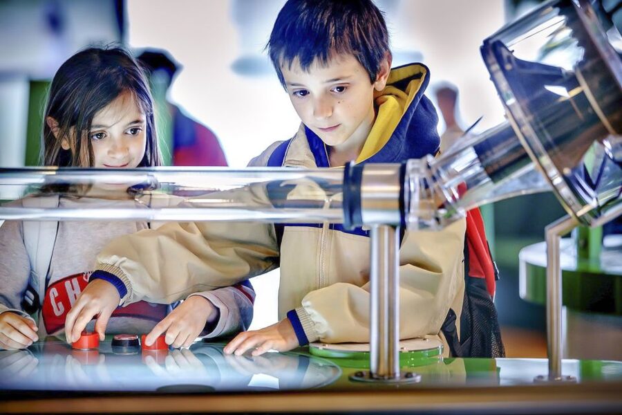 Amsterdam: NEMO Science Museum Ticket - Crowds, School Groups, and the Best Time to Arrive