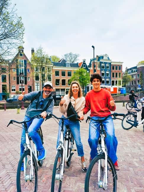 Amsterdam: Off the Beaten Path Bike Tour in French - Bikes, comfort, and safety: what to expect on the road