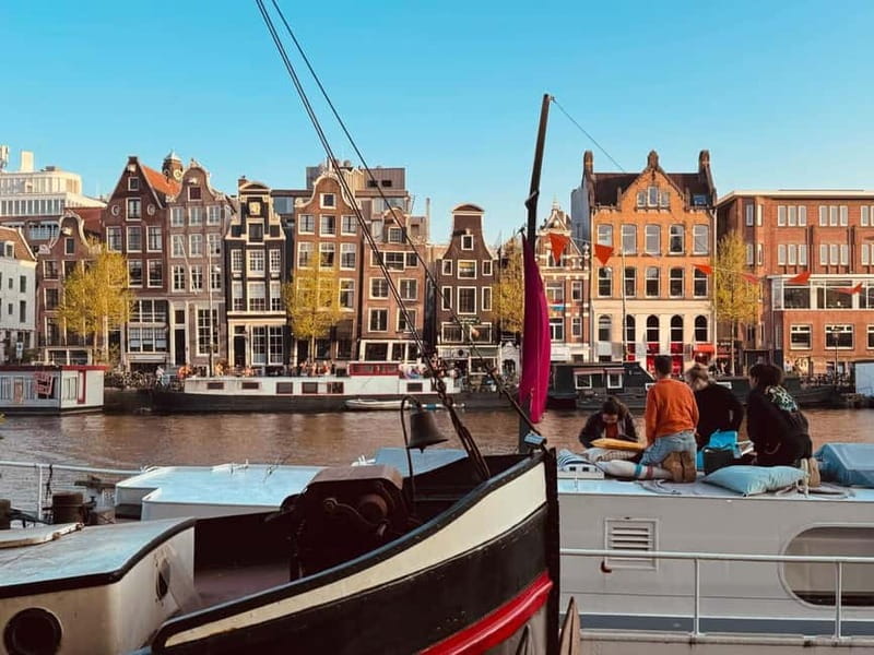 Amsterdam: Off the Beaten Path Bike Tour in French - Getting started at Bike Rental Reine, and why the location is smart