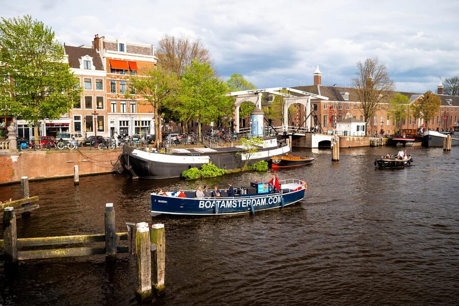Amsterdam:Old City Canal Cruise with Live Guide and Open Bar - H’Art Museum Dock to the Canal Ring: The Easy Way In